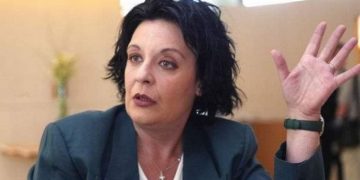 Alldaynews.gr Η Κανέλλη καταγγέλλει ψευδοφιλανθρωπία και χυδαιότητα- «Κρεμάστε με στα μανταλάκια σας. Είμαι ρούχο καθαρό»