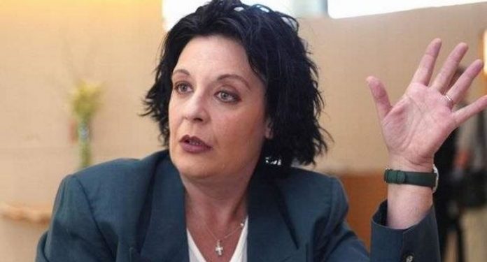 Alldaynews.gr Η Κανέλλη καταγγέλλει ψευδοφιλανθρωπία και χυδαιότητα- «Κρεμάστε με στα μανταλάκια σας. Είμαι ρούχο καθαρό»
