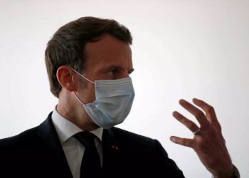 Απαράδεκτος Μακρόν! Ο διάλογος με νοσοκόμα που έχει προκαλέσει οργή