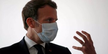 Απαράδεκτος Μακρόν! Ο διάλογος με νοσοκόμα που έχει προκαλέσει οργή