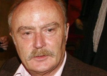 Ξέσπασμα κατά Ντίνου Καρύδη! «Δεν μπορεί να βγαίνει και να γράφει “πεινάω, βοηθήστε με”»