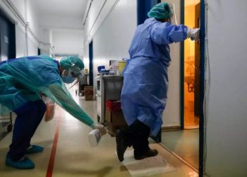 Ο κορονοϊός “κρύβεται” στις τουαλέτες των νοσοκομείων και στα ρούχα – Νέα αποκαλυπτική μελέτη