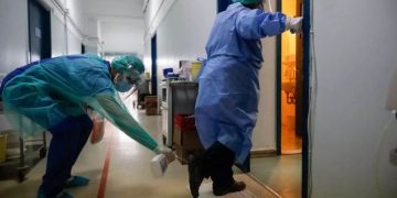 Alldaynews.gr Ο κορονοϊός “κρύβεται” στις τουαλέτες των νοσοκομείων και στα ρούχα – Νέα αποκαλυπτική μελέτη