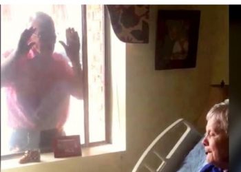 80χρονος άντρας τραγουδάει κάθε μέρα στην άρρωστη γυναίκα του έξω απ’ το παράθυρο του γηροκομείου