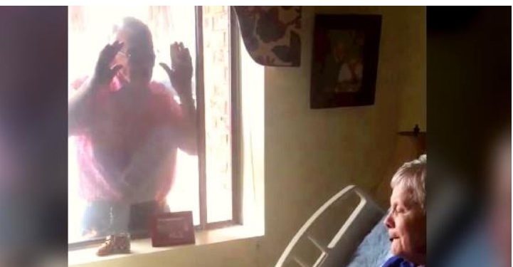 80χρονος άντρας τραγουδάει κάθε μέρα στην άρρωστη γυναίκα του έξω απ’ το παράθυρο του γηροκομείου