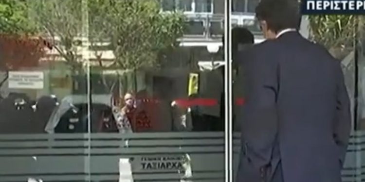 Έφαγε… πόρτα στην κλινική «Ταξιάρχαι» ο Τσιόδρας[video]