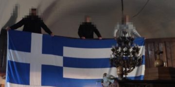 Alldaynews.gr Εισέβαλαν σε εκκλησία τη Μεγάλη Παρασκευή και ανήρτησαν την ελληνική σημαία