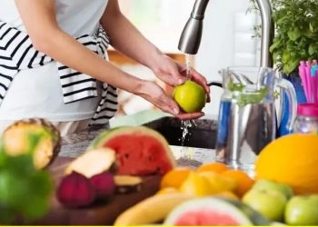 Γιατί δεν πρέπει να πλένουμε τα τρόφιμα με σαπούνι εν μέσω κορονοϊού