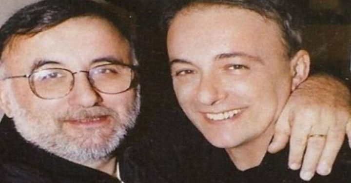 Alldaynews.gr «Καημός αβάσταχτος»: Ο Ανδρέας Μικρούτσικος γράφει για τα πρώτα γενέθλια που ο αδερφός του λείπει…