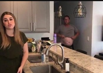 Έκανε εκπομπή από το σπίτι της για τον κορωνοϊό, όταν ξαφνικά εμφανίστηκε ο ημίγυμνος πατέρας της[video]