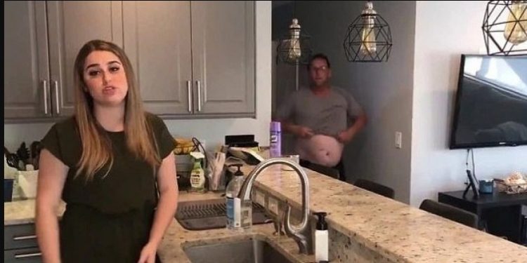 Έκανε εκπομπή από το σπίτι της για τον κορωνοϊό, όταν ξαφνικά εμφανίστηκε ο ημίγυμνος πατέρας της[video]