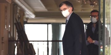 Κορωνοϊός: Στο γηροκομείο της Νέας Μάκρης ο Σωτήρης Τσιόδρας[photos]