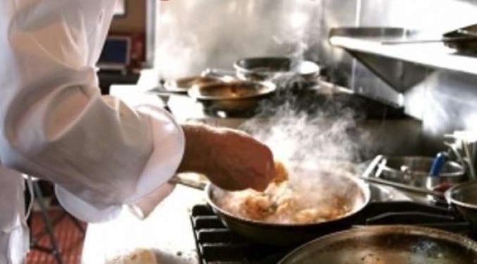 Alldaynews.gr Γνωστός 27χρονος Σεφ ξυλοκόπησε και ποδοπάτησε άγρια τη σύζυγό του