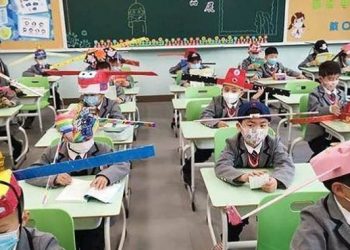 Κίνα: Οι μαθητές φορούν καπέλα με πτερύγια για να κρατούν τις αποστάσεις[photos]