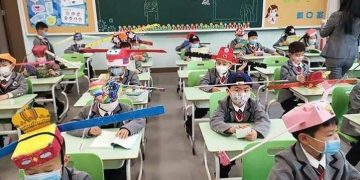 Κίνα: Οι μαθητές φορούν καπέλα με πτερύγια για να κρατούν τις αποστάσεις[photos]