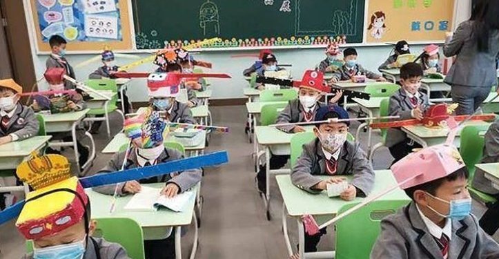 Κίνα: Οι μαθητές φορούν καπέλα με πτερύγια για να κρατούν τις αποστάσεις[photos]
