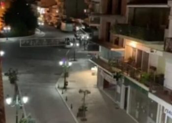 Κορωνοϊός-Θεσσαλονίκη: Μετέτρεψαν σε… εκκλησία ολόκληρη γειτονιά[video]