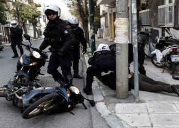 Αστυνομικοί ξυλοκοπούν δικυκλιστή που ενώ πέρασε νόμιμα, παραλίγο να τον πατήσει όχημα αξιωματούχου[video]