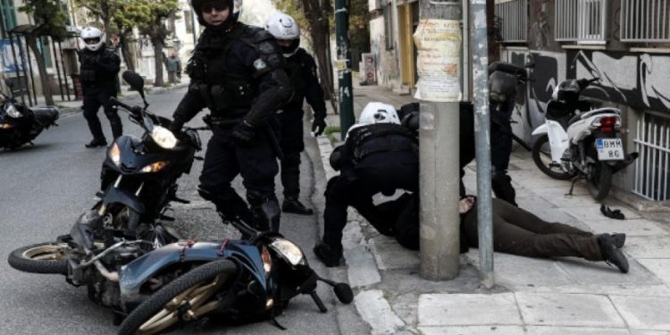 Αστυνομικοί ξυλοκοπούν δικυκλιστή που ενώ πέρασε νόμιμα, παραλίγο να τον πατήσει όχημα αξιωματούχου[video]