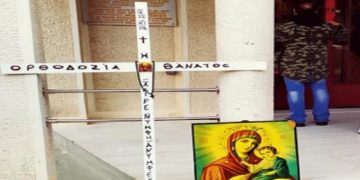 «Όπως πέθαναν οι Άγιοι, θα πεθάνουμε και εμείς», φώναζε πιστός έξω από Εκκλησία – «Όργανα του Αντίχριστου»[video]