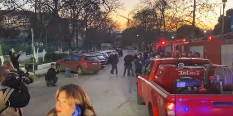 Στιγμές συγκίνησης στο ΑΧΕΠΑ: Πυροσβέστες χειροκρότησαν γιατρούς και νοσηλευτές[video]