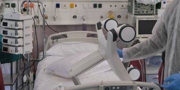 Alldaynews.gr Συγκλονιστική Εικόνα απο το Ασκληπιείο Βούλας: Η στιγμή της αποσωλήνωσης ασθενή