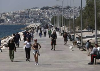 Ποια Πρόστιμα! Ξεχύθηκαν στον Φλοίσβο για βόλτα και κολύμπι[photos]