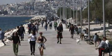 Ποια Πρόστιμα! Ξεχύθηκαν στον Φλοίσβο για βόλτα και κολύμπι[photos]