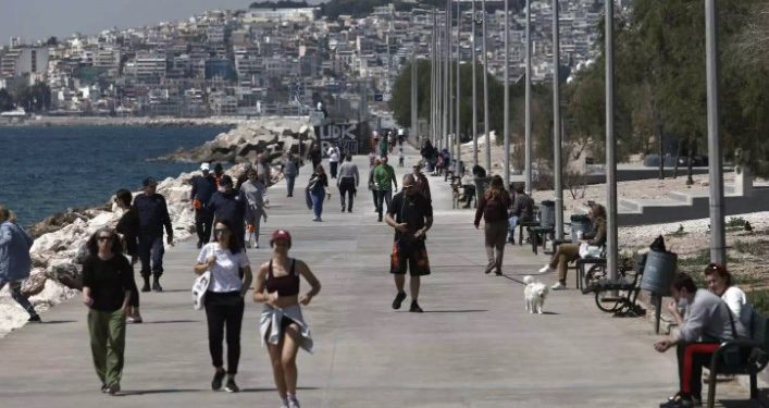 Ποια Πρόστιμα! Ξεχύθηκαν στον Φλοίσβο για βόλτα και κολύμπι[photos]