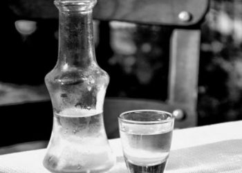 Κορονοϊός – Κρήτη: Προσφέρουν τόνους τσικουδιά για παρασκευή οινοπνεύματος