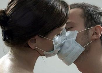 Μεταδίδεται ο κορωνοϊός με την ερωτική επαφή;