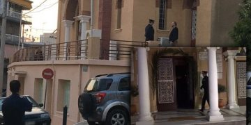 Alldaynews.gr Κουκάκι: Ακόμα και μέσα στο ναό έψαξε η αστυνομία τον ιερέα – Δείτε βίντεο