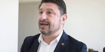 Viral το σύνθημα για τα φιλιά & τον Χαρδαλιά[photo]