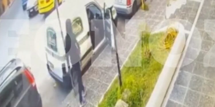 Μαρούσι: Άγρια Μάχη σώμα με σώμα με ληστή[Βίντεο Ντοκουμέντο]