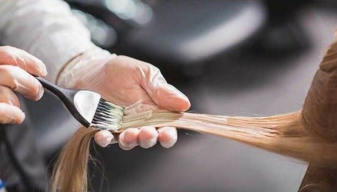 Alldaynews.gr Βάψτε μου την ρίζα και πληρώνω εγώ το πρόστιμο! Κομμωτές διηγούνται όλα τα τρελά που ακούνε κάθε μέρα