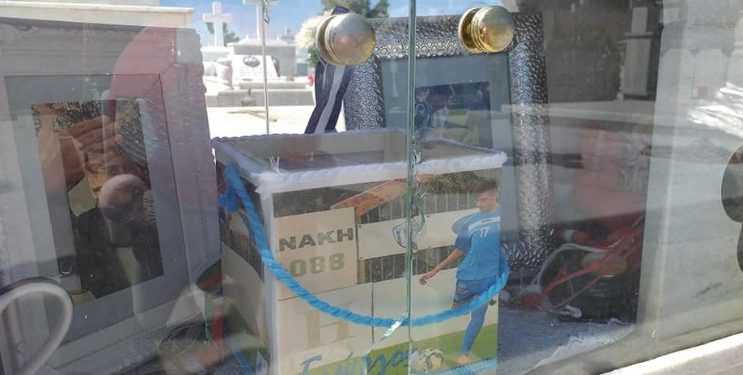 Alldaynews.gr Μητέρα 17χρονου που πέθανε πήδηξε τα κάγκελα και πήγε στο νεκροταφείο – “Δεν θ’ άφηνα το καντήλι σβηστό”