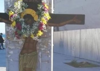 Έβγαλαν τον Εσταυρωμένο στην πλατεία για προσκύνημα[photos][video]