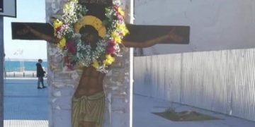 Έβγαλαν τον Εσταυρωμένο στην πλατεία για προσκύνημα[photos][video]