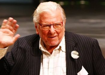 Η ανατριχιαστική προφητεία του Κώστα Βουτσά: «Θα μας κλείσουν στο σπίτι και θα μας φέρνουν φαγητό. Θα ελέγχουν που πάμε»[video]