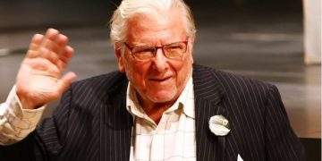 Η ανατριχιαστική προφητεία του Κώστα Βουτσά: «Θα μας κλείσουν στο σπίτι και θα μας φέρνουν φαγητό. Θα ελέγχουν που πάμε»[video]