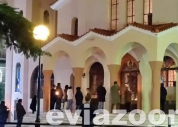 Χαλκίδα: Πιστοί αψήφησαν τα μέτρα και μαζεύτηκαν έξω από εκκλησία[video]