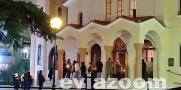 Χαλκίδα: Πιστοί αψήφησαν τα μέτρα και μαζεύτηκαν έξω από εκκλησία[video]