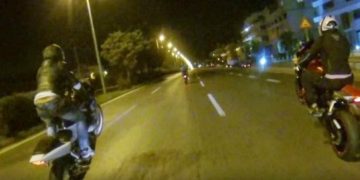 «Καμικάζι» με μηχανές και χωρίς πινακίδες «έσπασαν» το μπλόκο της ΕΛ.ΑΣ στο Μαρκόπουλο