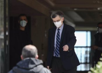 Τσιόδρας: Μόνο με μάσκες θα βγούμε από τα σπίτια μας