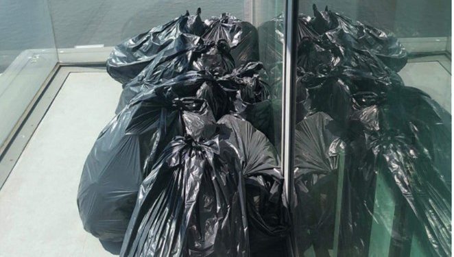 Alldaynews.gr Φωτογραφίες: Πλούσιοι Ελληνες… «εσώκλειστοι» στο Λονδίνο – Δεν βγαίνουν έξω ούτε για να πετάξουν τα σκουπίδια