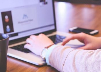 Δωρεά 8.400 τάμπλετ και λάπτοπ σε μαθητές και εκπαιδευτικούς