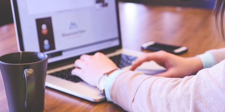 Alldaynews.gr Δωρεά 8.400 τάμπλετ και λάπτοπ σε μαθητές και εκπαιδευτικούς