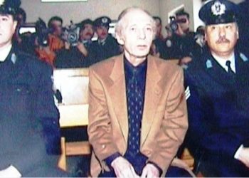 «Δεν μετανόησα γιατί δεν εννόησα». Η δίκη του Άκη Πάνου, που σκότωσε τον εραστή της κόρης του[video]