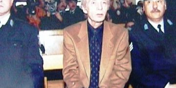 «Δεν μετανόησα γιατί δεν εννόησα». Η δίκη του Άκη Πάνου, που σκότωσε τον εραστή της κόρης του[video]