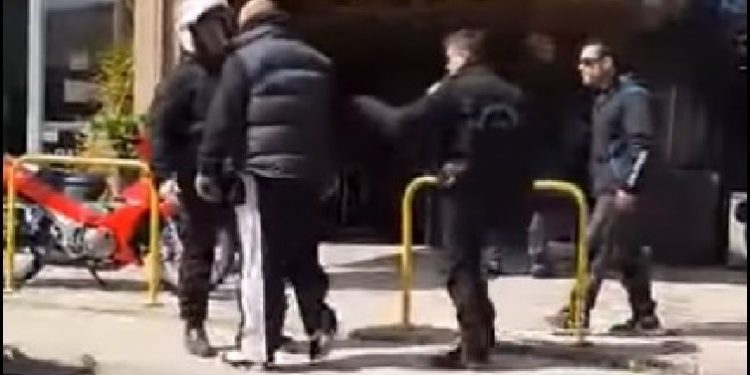 Άγριος Τσαμπουκάς Γνωστού Μποντιμπίλντερ σε Αστυνομικούς[video]